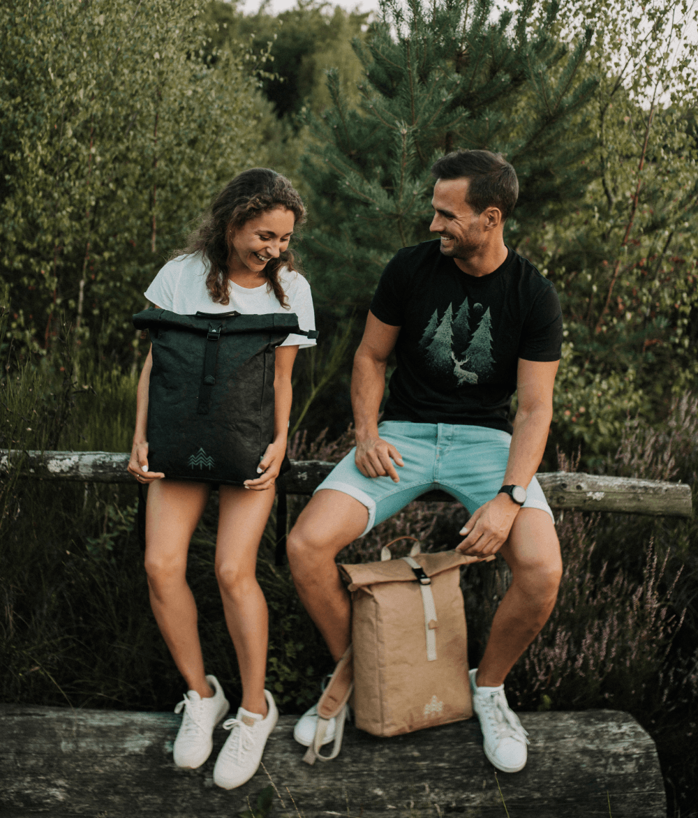 Kraftpapier Rucksack vegan Schwarz (🌲)