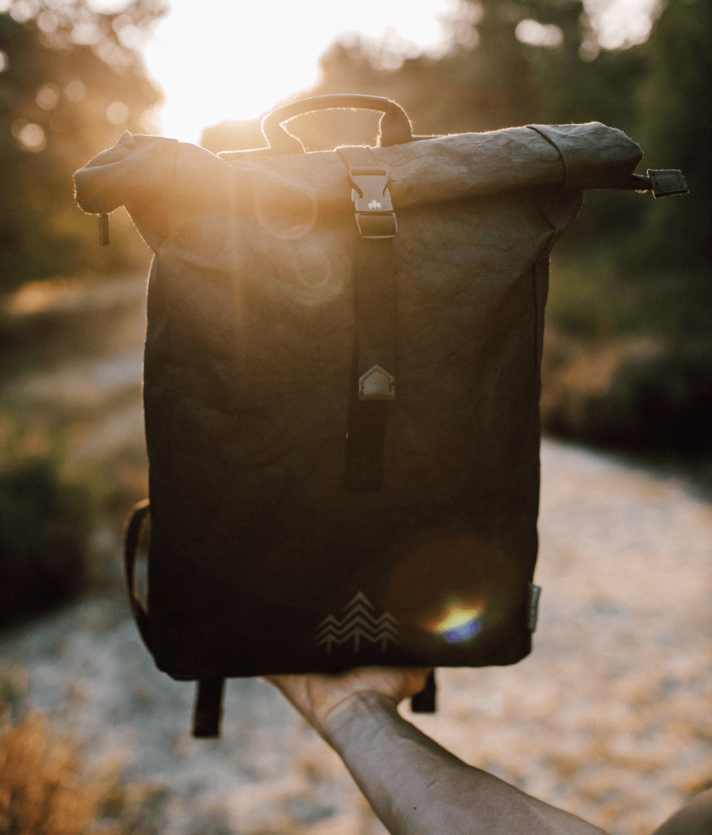 Kraftpapier Rucksack vegan Schwarz (🌲)