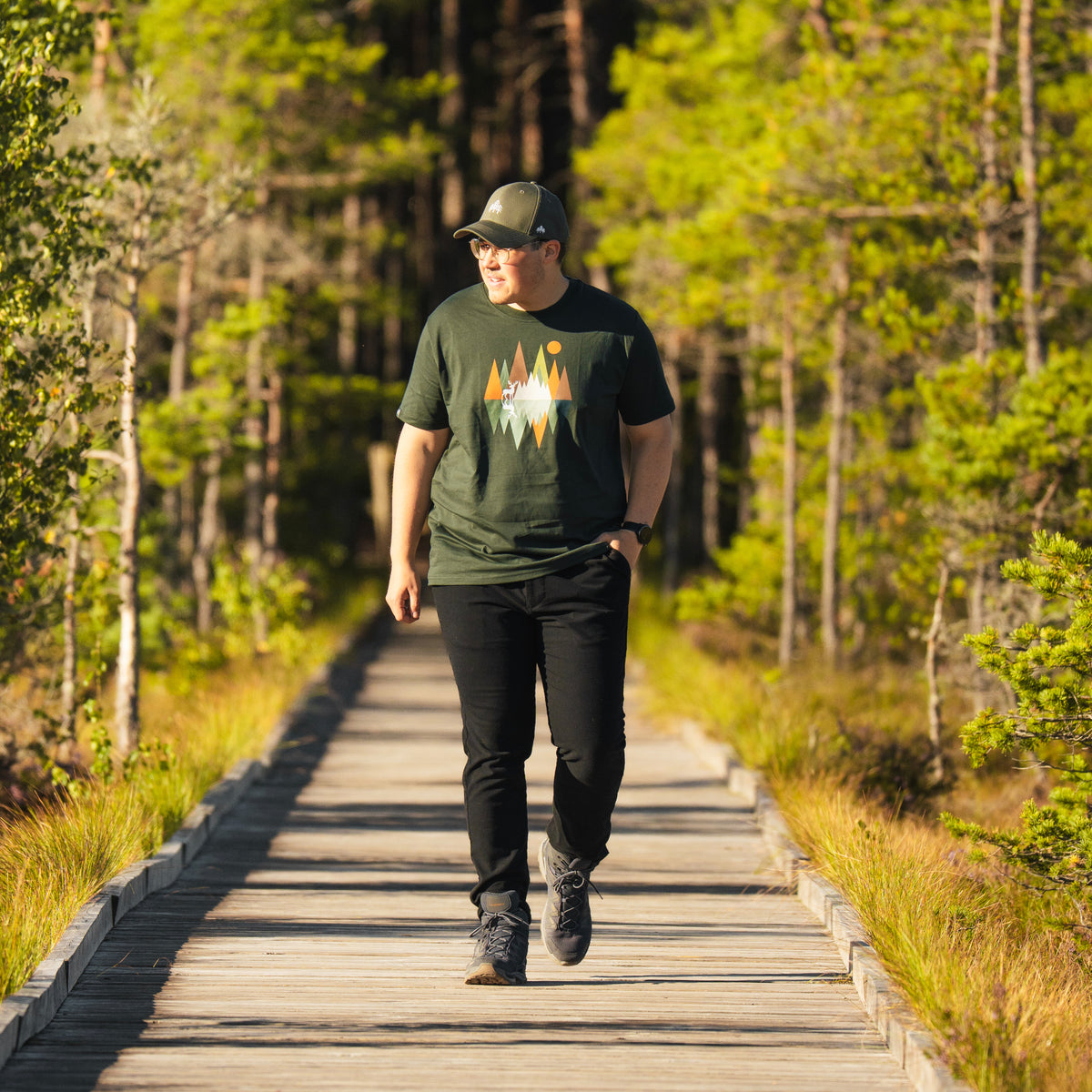 Holzbrüder® Originals - Hirsch Im Wald Geometrisch Bio Herren Shirt