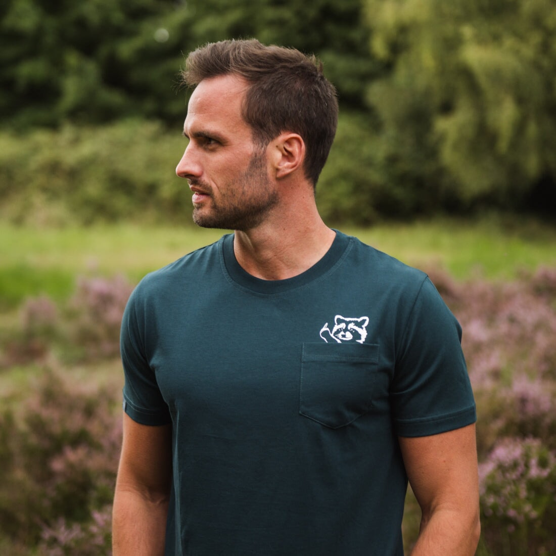 Holzbrüder® Pockets - Frecher Waschbär - Bio Herren Pocket Shirt