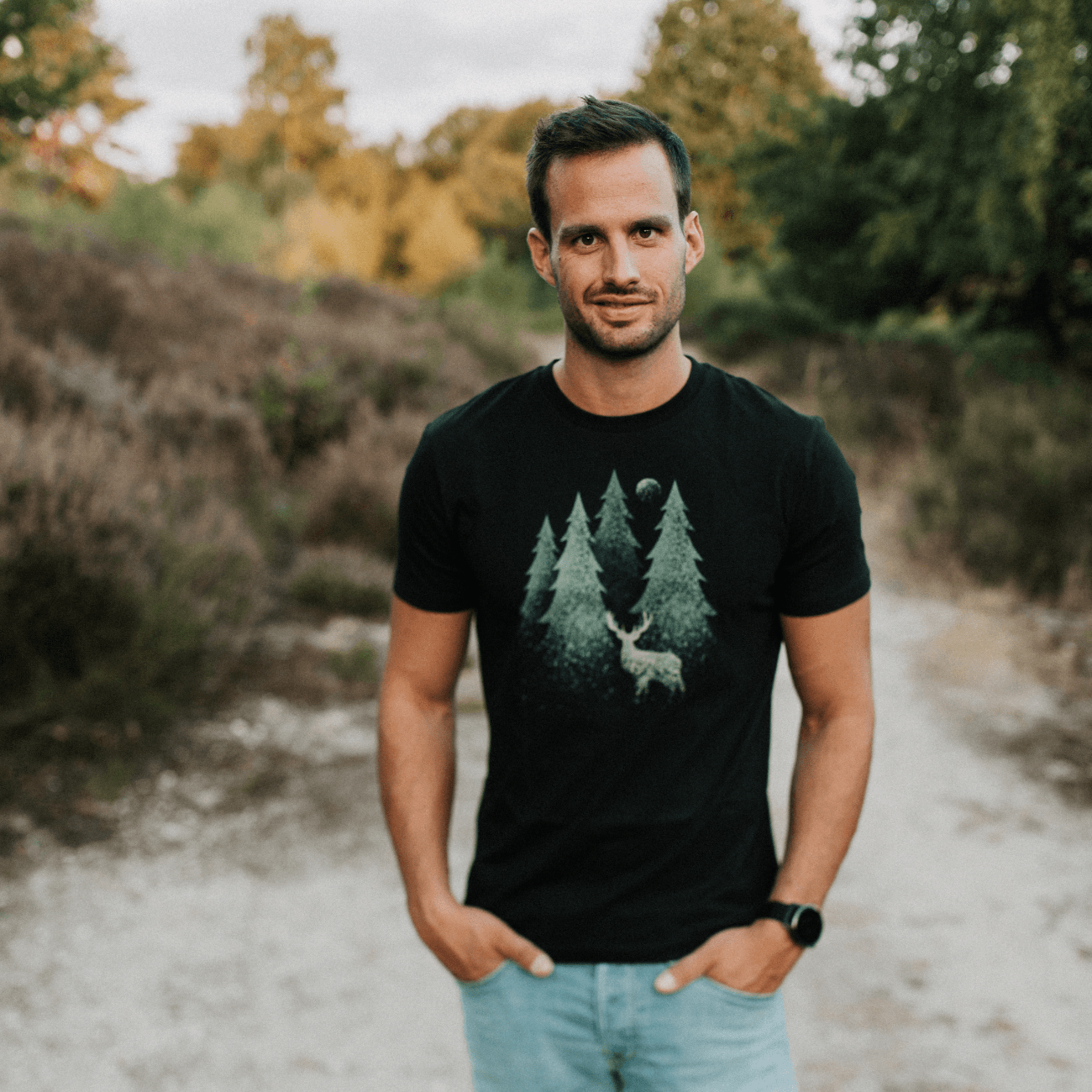 Hirsch im Wald gesprenkelt - Bio Herren Shirt