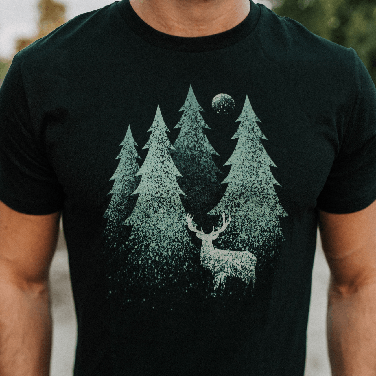 Hirsch im Wald gesprenkelt - Bio Herren Shirt